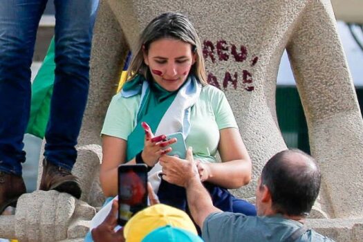 Cabeleireira Débora Rodrigues se desculpa após pichação em monumento